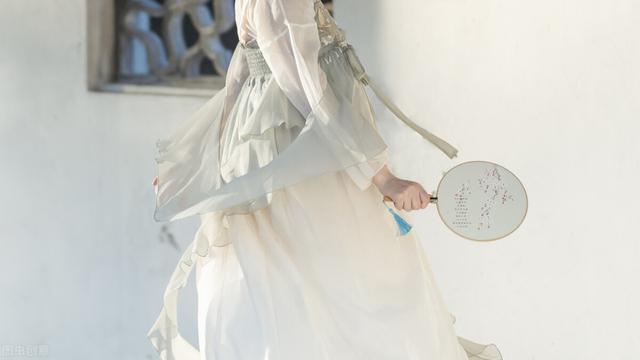 女孩起名自有山川之坦荡的女孩名，清风迎面，白水清流山字旁的字女孩取名属虎