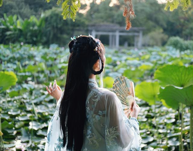 女孩起名自有山川之坦荡的女孩名，清风迎面，白水清流山字旁的字女孩取名属虎